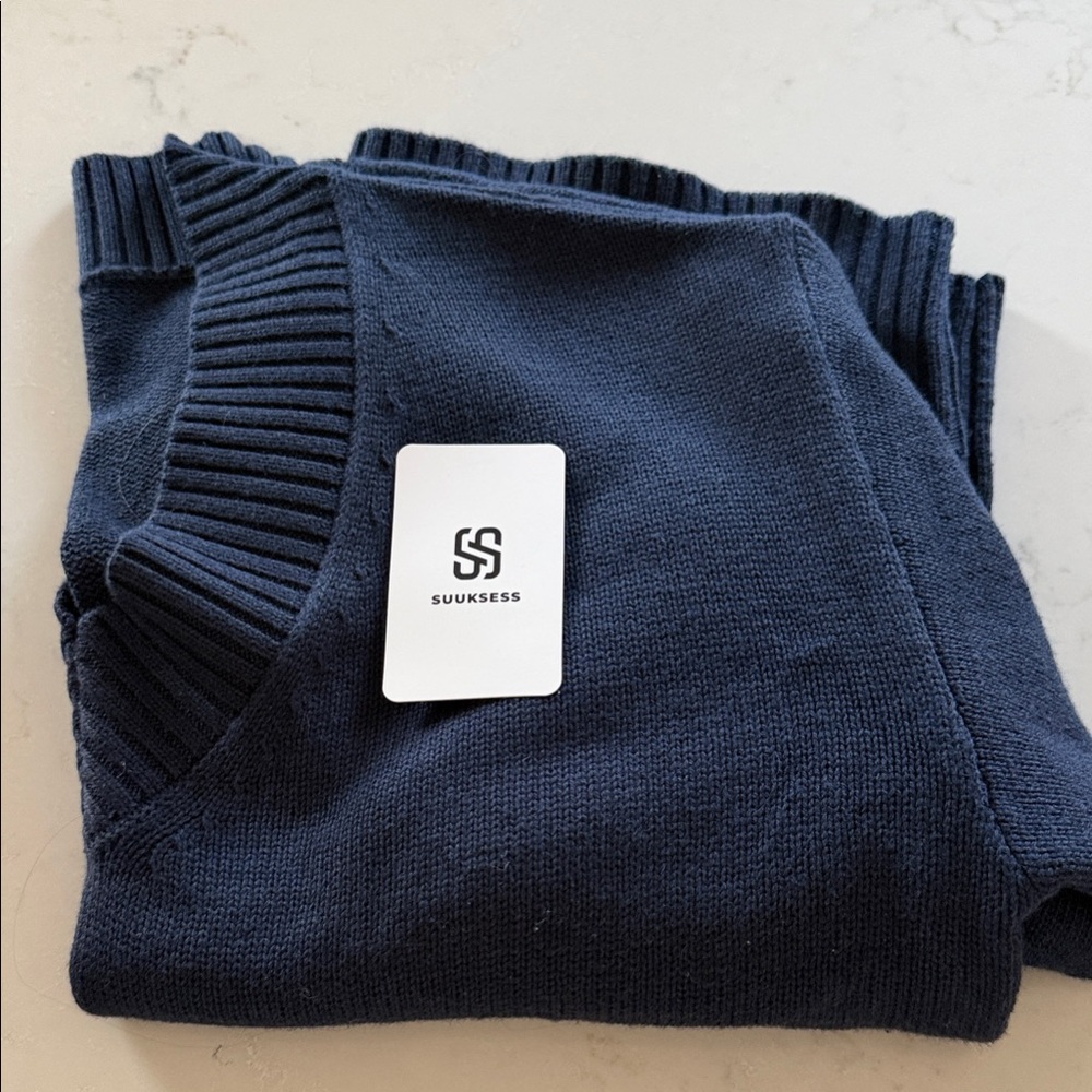 Women's Navy V-Neck Cashmere Blend Sweater - Picture 3 of 5